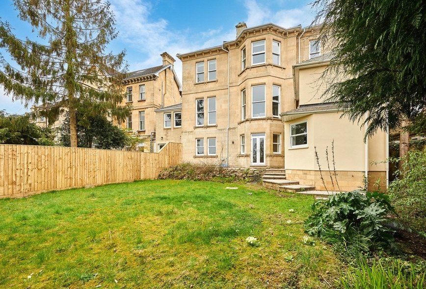 2 Bedroom Property For Sale in 18 Upper Oldfield Park, Bath, BA2