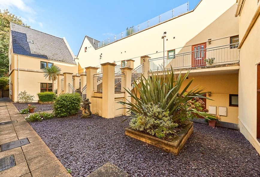 2 Bedroom Property For Sale in 5052 Wells Road, Bath, BA2 Crisp