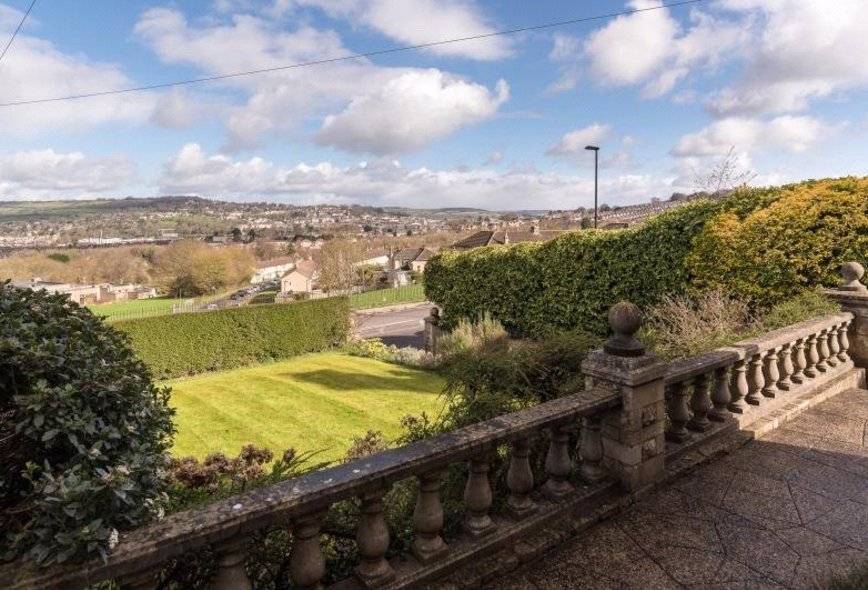 5 Bedroom Property For Sale in Lane, Bath, BA2 Crisp