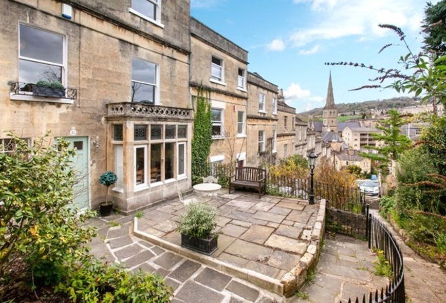 3 Bedroom Property For Sale in Prior Park Cottages, Bath, BA2 Crisp
