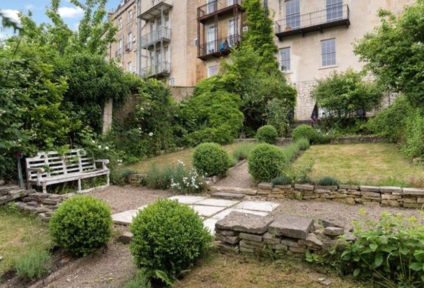 6 Bedroom Property For Sale in Crescent, Bath, BA2 Crisp