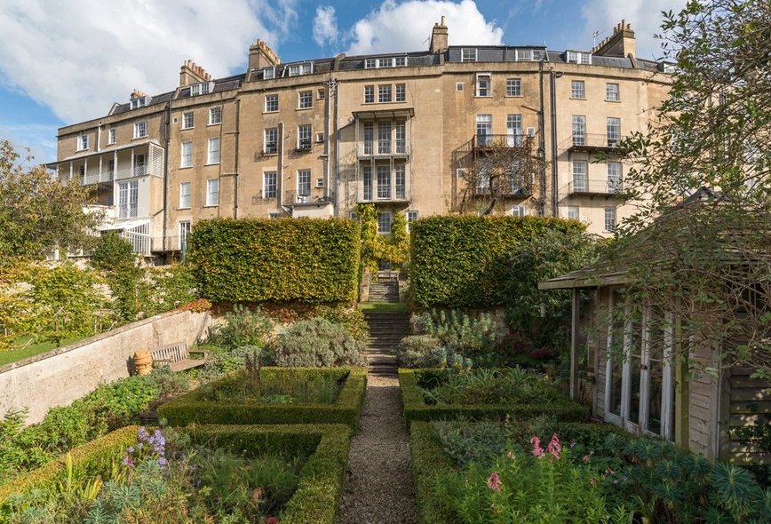 5 Bedroom Property For Sale in Crescent, Bath, BA2 Crisp
