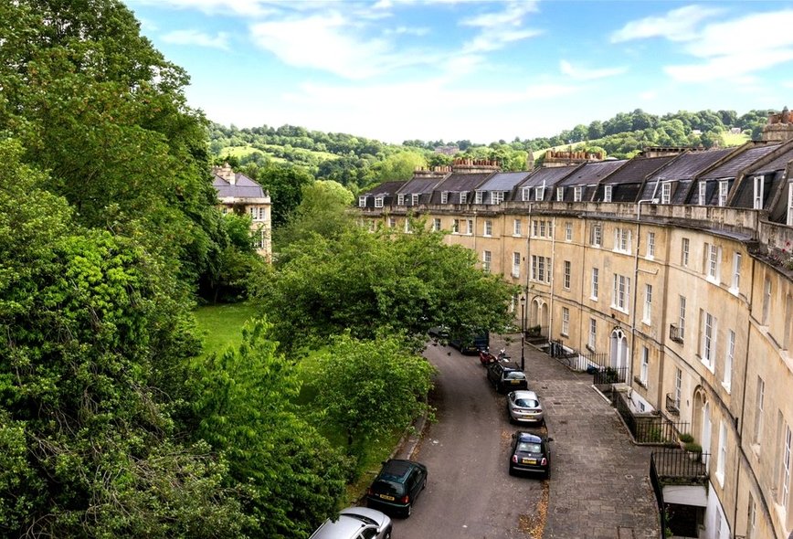5 Bedroom Property For Sale in Crescent, Bath, BA2 Crisp